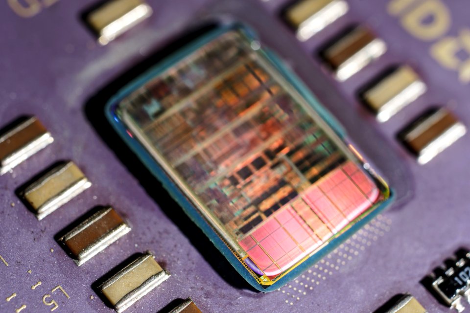 AMD_Athlon_K7_Thunderbird_A0900AMT3B_AFFA_0031RPBW___DSC02…