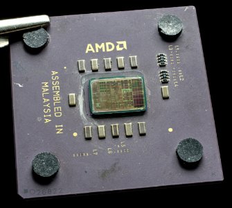 AMD_Athlon_K7_Thunderbird_A0900AMT3B_AFFA_0031RPBW___Stack… photo