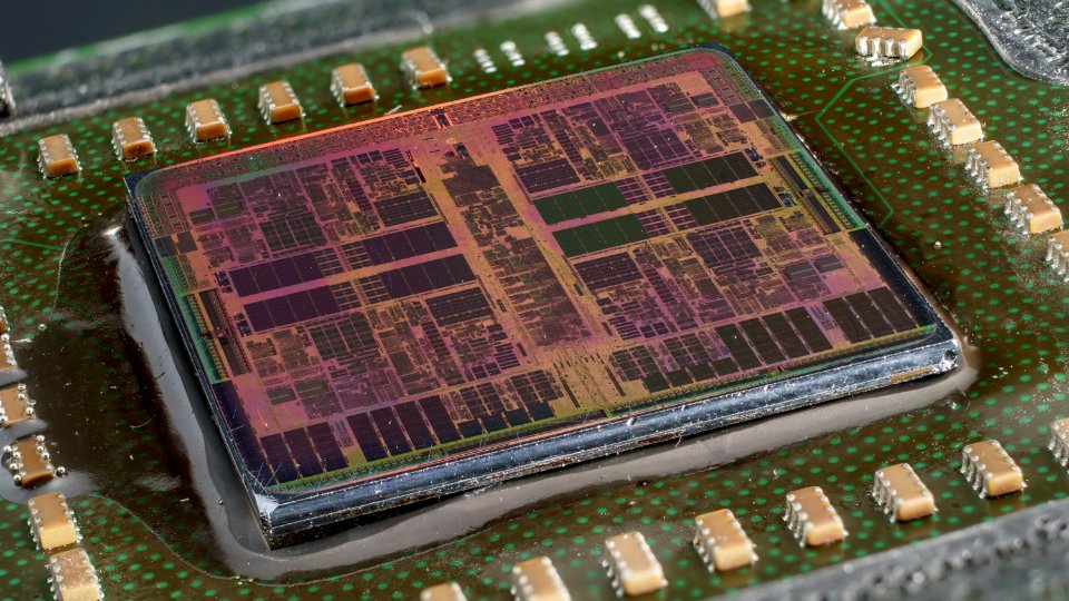 AMD_Phenom_Agena_HD9750WCJ4BGH___ZS-retouched_-_Stack-DSC0…