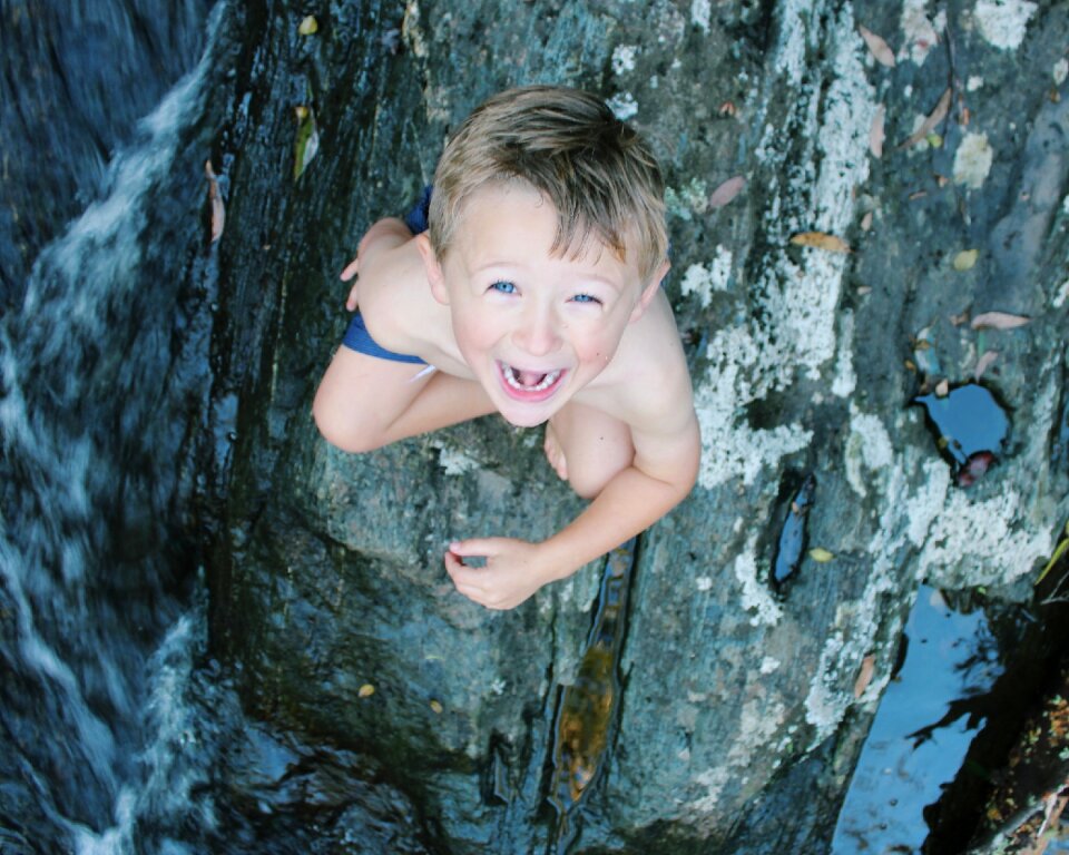 Blue eyes river rocks