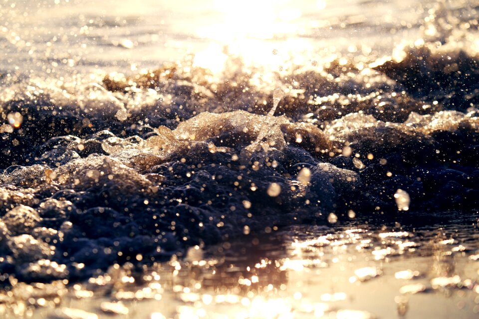 Water waves splash