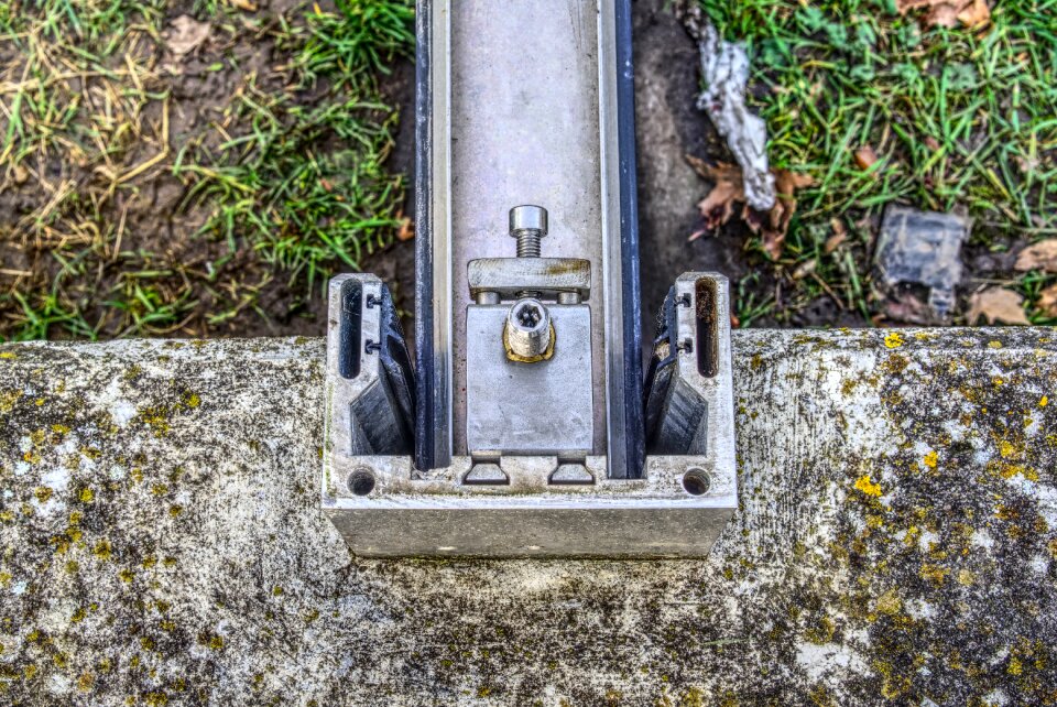 Fixed screw mounted