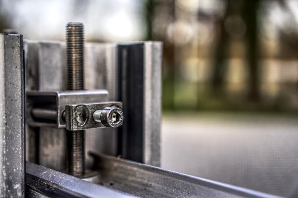Fixed screw mounted