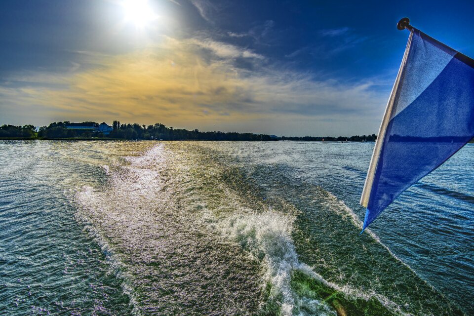 Lake wave nature
