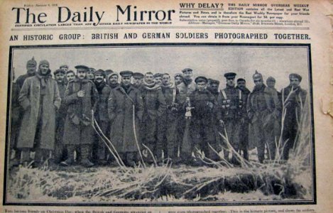 Oficiales y soldados alemanes y británicos. Navidad, 1914 photo