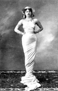 Mata Hari enjoyada y vestida photo