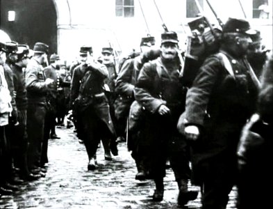 Franceses marchan a la frontera luego de la caída de Bélgi… photo