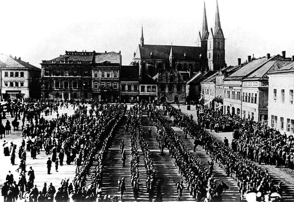 Infantería Austro-Húngara va al frente Ruso