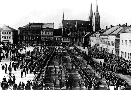 Infantería Austro-Húngara va al frente Ruso