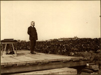 Robert Borden speaking to a large group of soldiers