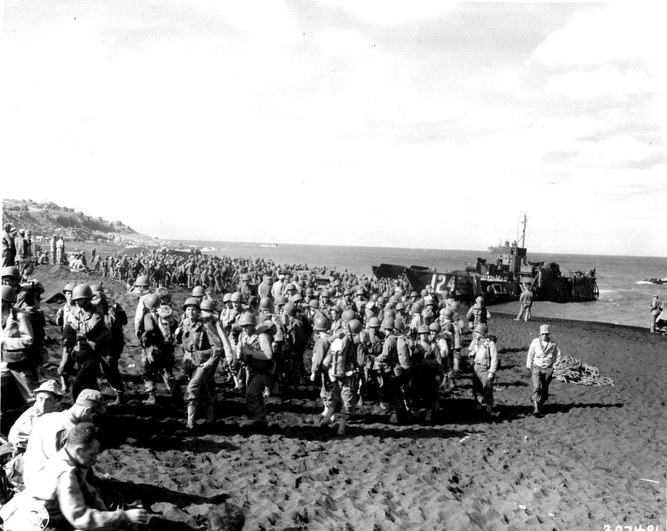 SC 207481 - U.S. troops hit the beach from LCI’s on Okinaw…