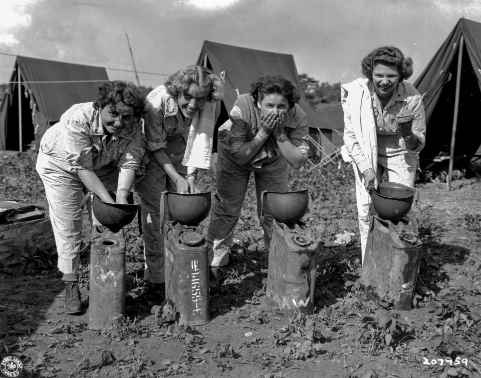 SC 207959 - These Army nurses, among the first to arrive o…