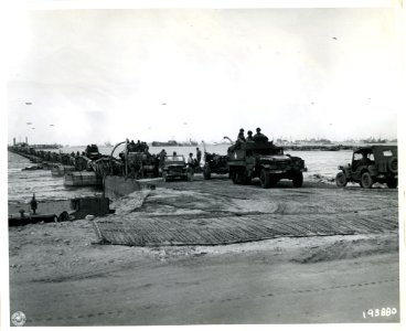 SC 195880 - Army vehicles proceed to Omaha Beach from the …