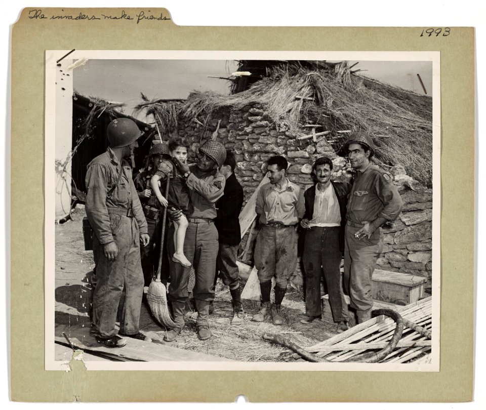 Invading American Coast Guardsmen and soldiers make friend…