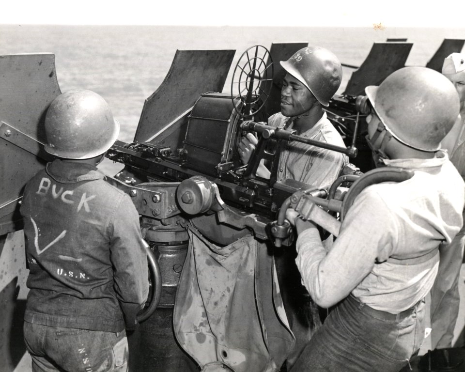80-G-218124 - Anti-aircraft gun crew aboard a Pacific Flee…