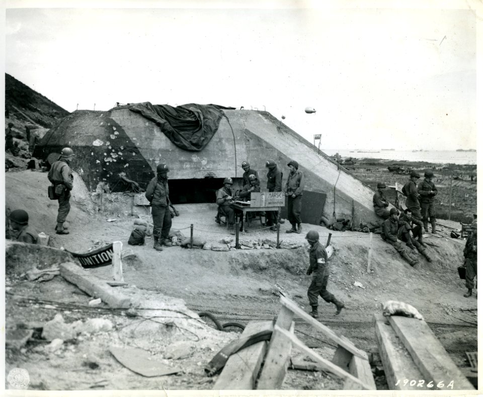 SC 190266 - American assault troops set up a command post …
