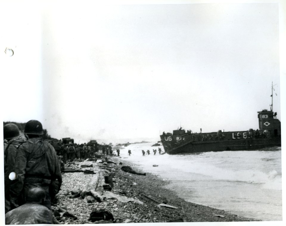 SC 189935-S - On a narrow strip of beach on the northern c…