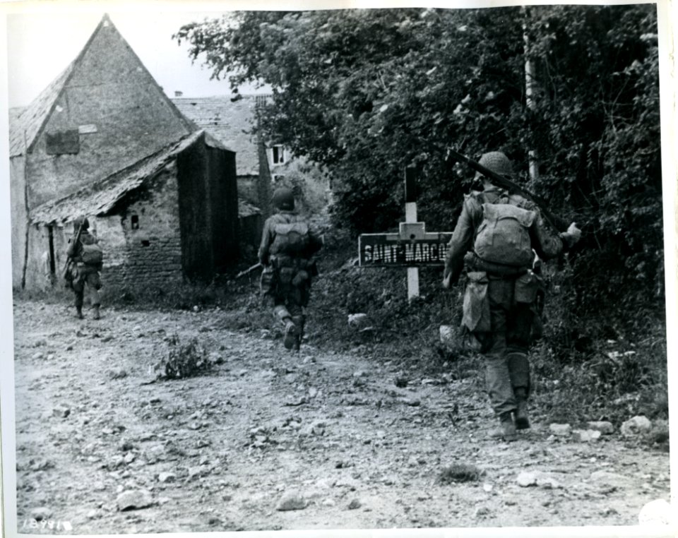 SC 189918-S - American paratroopers, taking cover and conc…