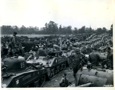 SC 192626 - Free French troops with their armored vehicles…