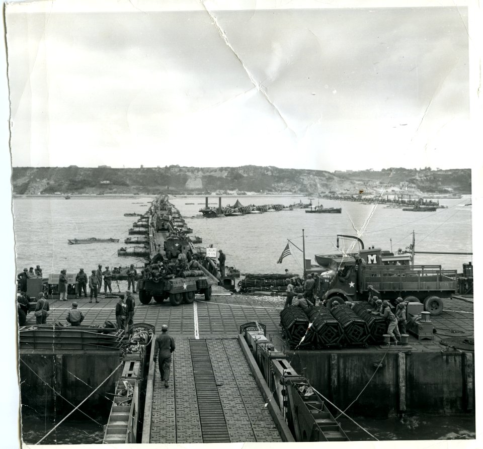 SC 195879 - Army vehicles proceed to Omaha Beach from the …