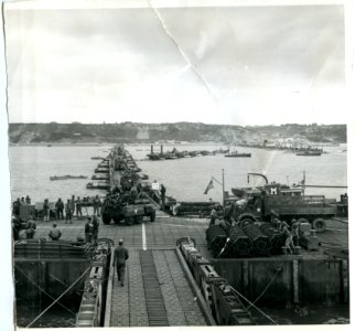 SC 195879 - Army vehicles proceed to Omaha Beach from the …
