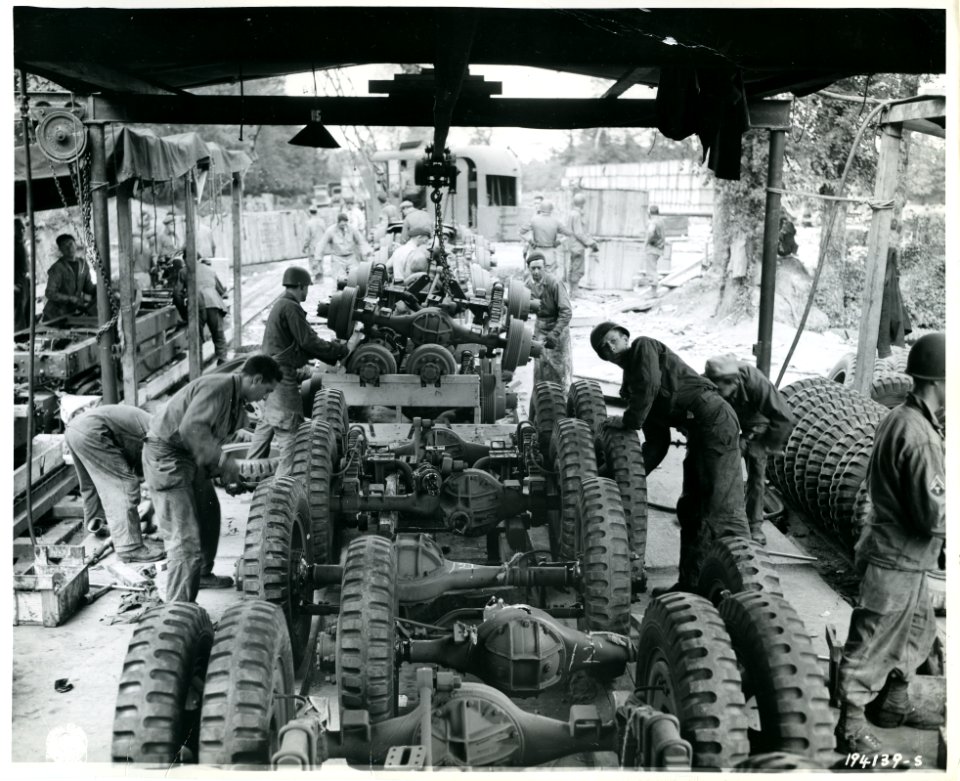 SC 194139-S - GIs and French civilians work on a vehicle a…