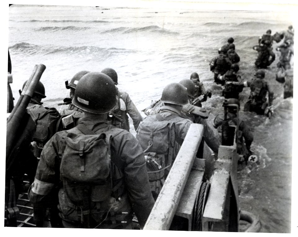 SC 320884 - American soldiers with full equipment leap int…