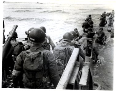 SC 320884 - American soldiers with full equipment leap int…