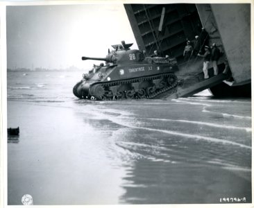 SC 199796-S - The tank of a French fighting unit rolls out…