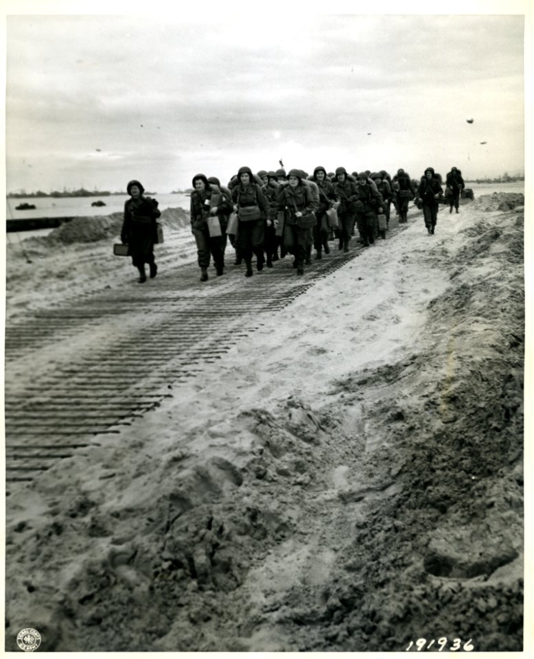 SC 191936 - First members of the WACS to land in France ma…