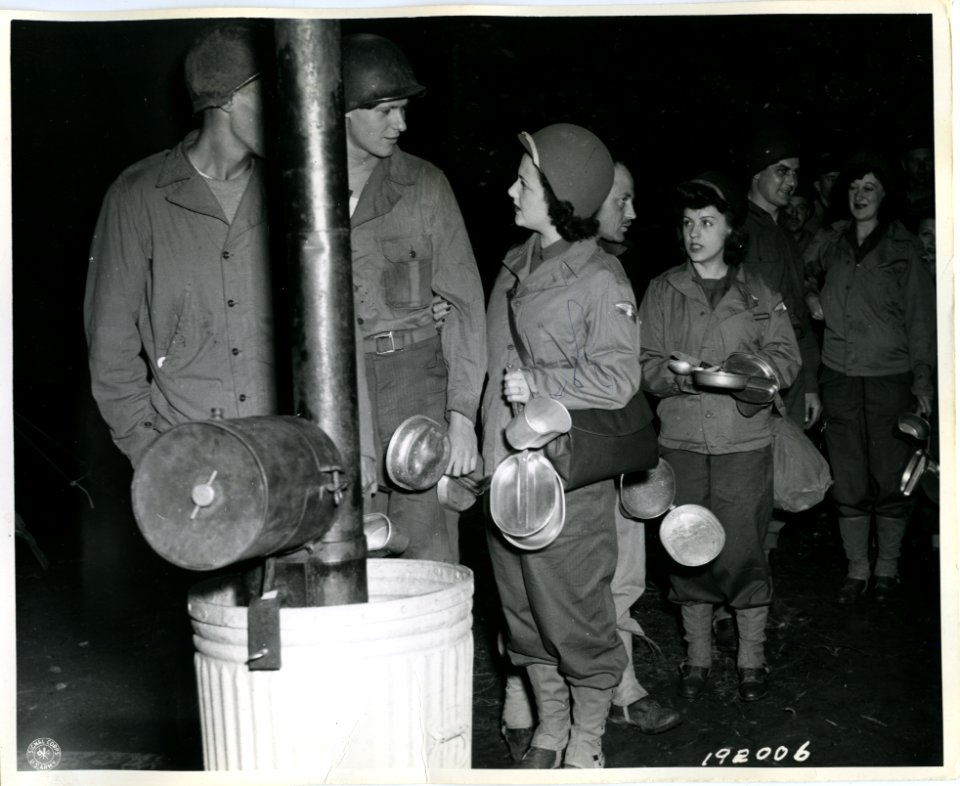 SC 192006 - These USO girls eat with some of the men they …