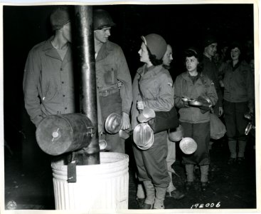 SC 192006 - These USO girls eat with some of the men they …