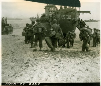 French WACS land in Southern France. Dressed like front-li…