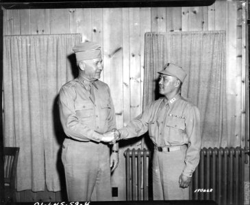 SC 190662 - Brig. Gen. James E. Daylis welcomes Gen. Rober… photo