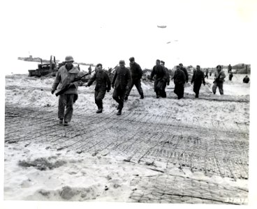 SC 320898 - German prisoners under guard march to the inte…