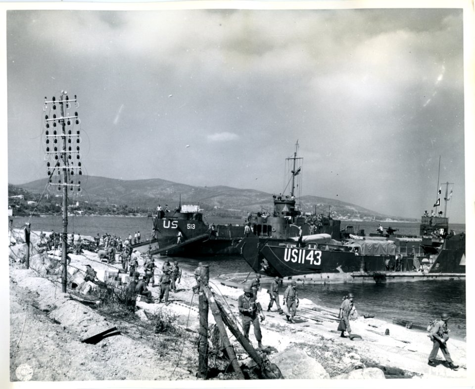 SC 192865 - LCIs unload troops on 'D Day' in southern Fran…