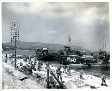 SC 192865 - LCIs unload troops on 'D Day' in southern Fran… photo