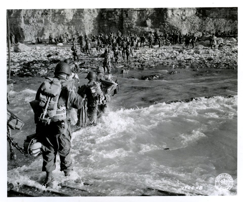 SC 190248 - American troops wade through the surf to the N…