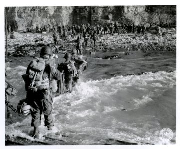 SC 190248 - American troops wade through the surf to the N… photo