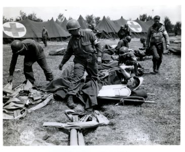 SC 190330 - U.S. Army medics make their patients comfortab…