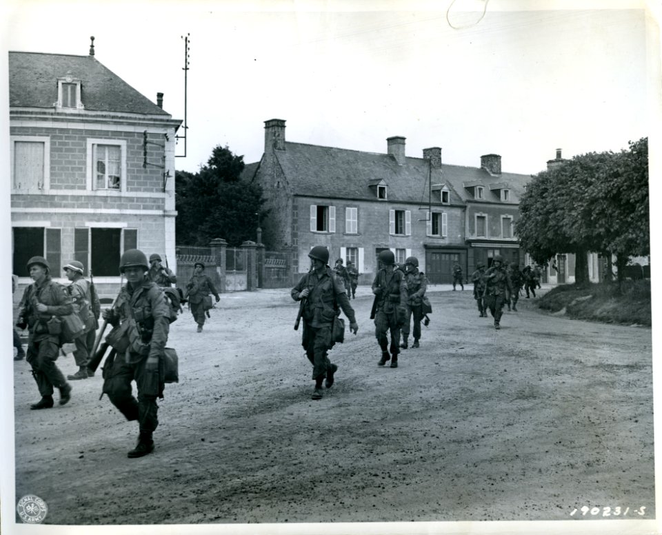 SC 190231-S - American airborne infantrymen pass through S…