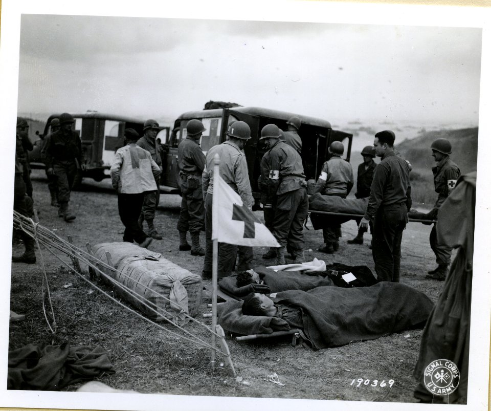 SC 190369 - Army medical corps men unload wounded German p…