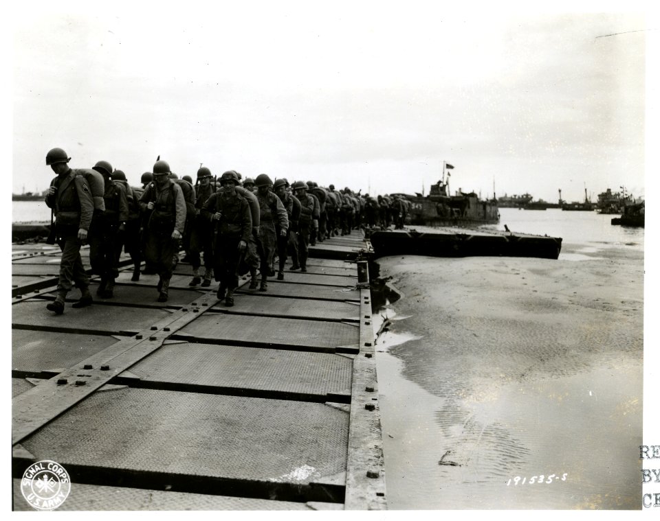 SC 191535-S - Replacement troops disembark on the French c…