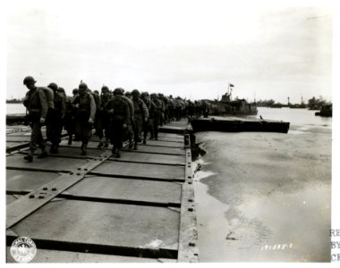 SC 191535-S - Replacement troops disembark on the French c… photo