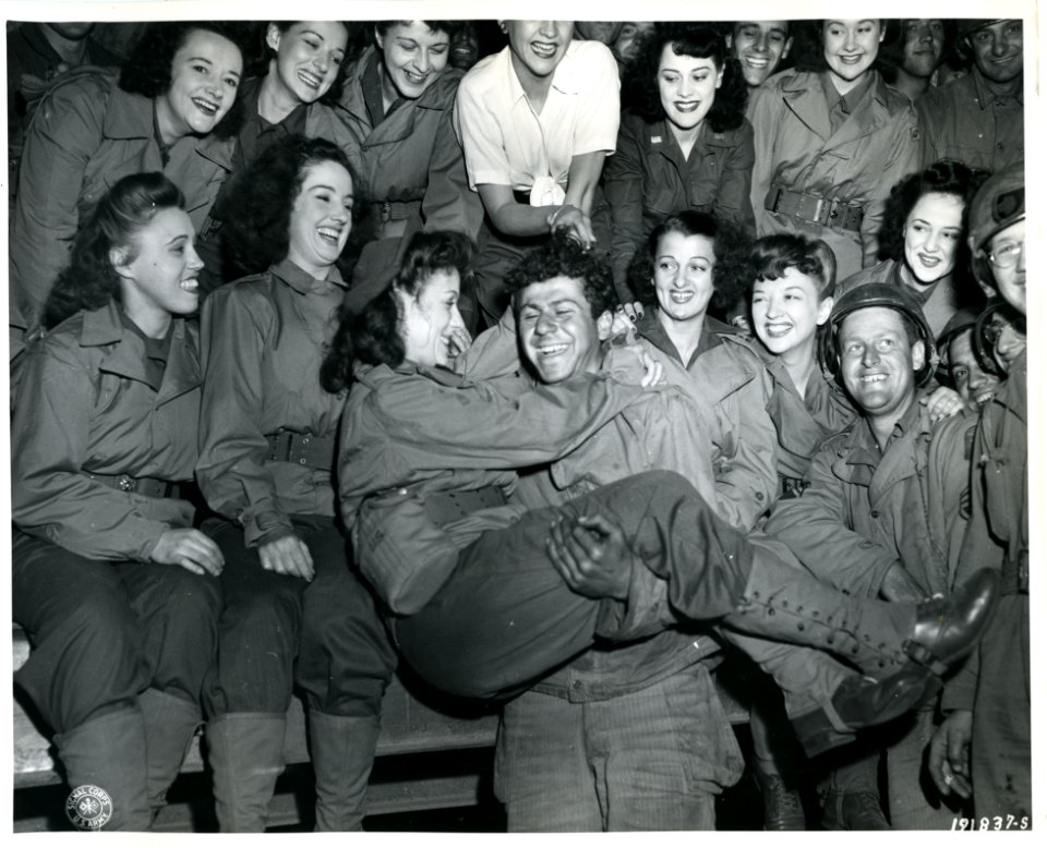 SC 191837-S - A GI gets an armful of beauty as a U.S.O. ca…