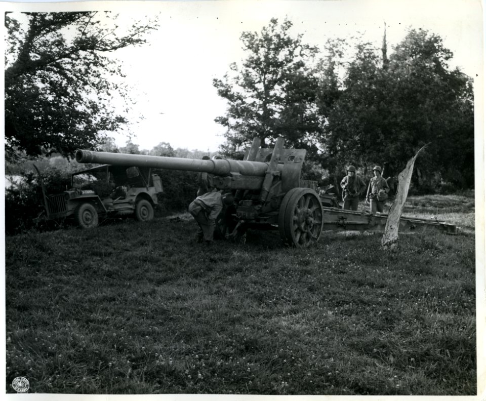 SC 191771 - Photo shows a 153-MM gun captured from the Rus…