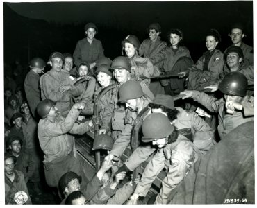 SC 191839-S - Members of a U.S.O. camp show arrive on a be…