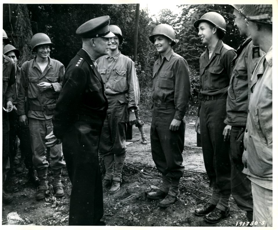 SC 191750-S - General Eisenhower pauses to talk to these G…