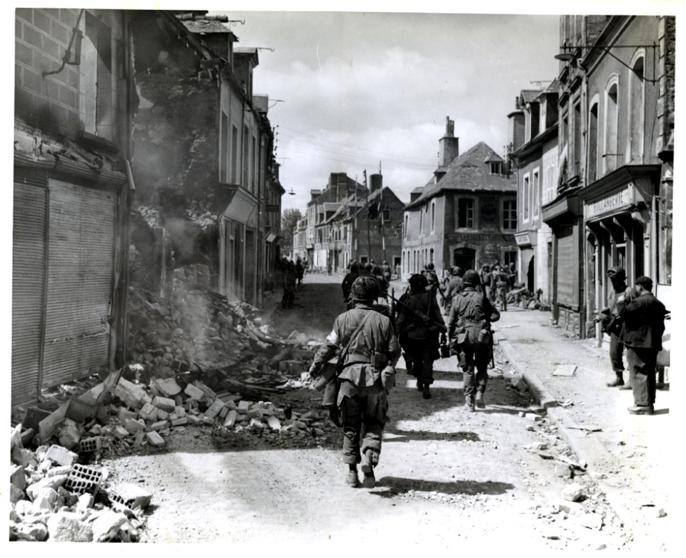 SC 320863 - American troops move on the double through des…