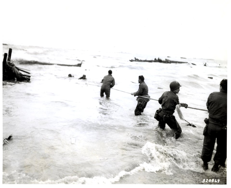 SC 320869 - American soldiers waist deep in water, use a l…